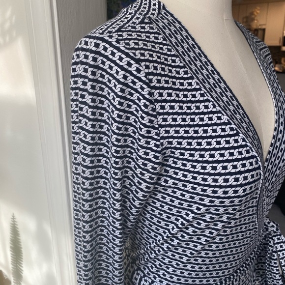 Banana Republic Factory wrapped dress long sleeves. Soft! Fabulous! Sexy v neck - Picture 6 of 9